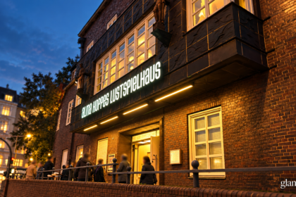 Alma Hoppes Lustspielhaus in Hamburg-Eppendorf mit beleuchteter Fassade