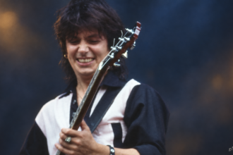 Carlo Karges mit Gitarre nach einer Archivaufnahme aus dem Jahr 1983