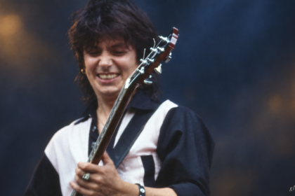 Carlo Karges mit Gitarre nach einer Archivaufnahme aus dem Jahr 1983