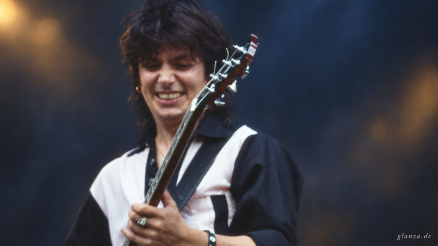 Carlo Karges mit Gitarre nach einer Archivaufnahme aus dem Jahr 1983