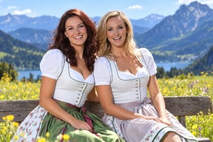 Sigrid und Marina vor einer Alpenlandschaft – KI-bearbeitetes redaktionelles Doppelporträt