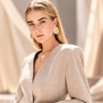 Atherton Grace Johnson in einem Modestudio – KI-bearbeitetes Editorialbild