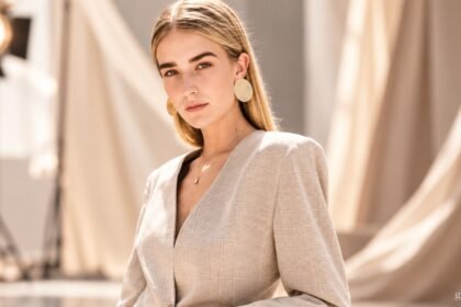 Atherton Grace Johnson in einem Modestudio – KI-bearbeitetes Editorialbild