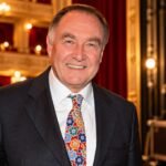 Sebastian Feldhofer in einem Theaterfoyer – KI-bearbeitetes Editorialbild