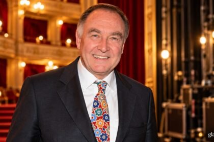 Sebastian Feldhofer in einem Theaterfoyer – KI-bearbeitetes Editorialbild
