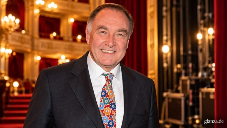 Sebastian Feldhofer in einem Theaterfoyer – KI-bearbeitetes Editorialbild
